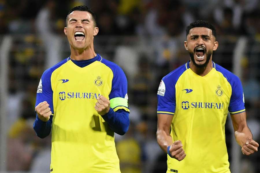 Cristiano Ronaldo festeja com a camisoola do Al Nassr