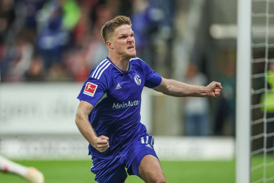 Marius Bülter comemora gol do Schalke