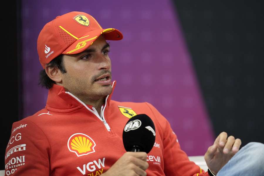 Sainz tijdens een persconferentie in aanloop naar de GP van Japan