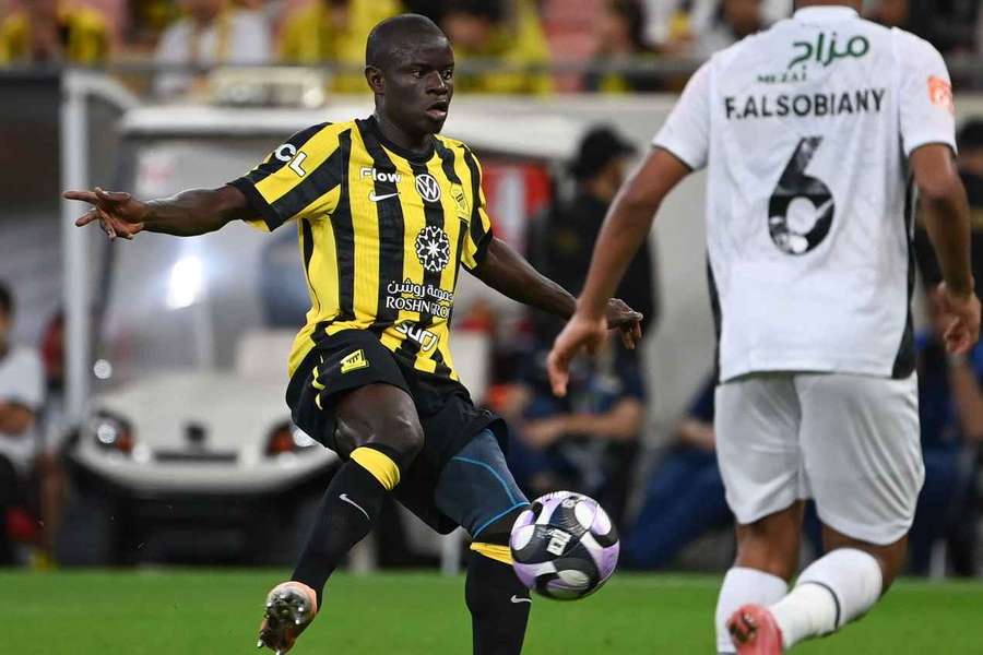 Treinador do Al-Ittihad, Conceição, exige demonstração de compromisso a Kanté, alvo do Fenerbahce