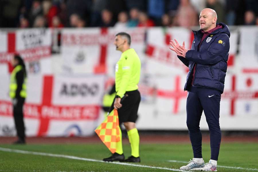 Lee Carsley in actie aan de zijlijn tijdens de wedstrijd tegen Finland