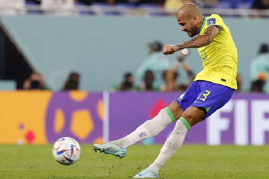 Alves was tijdens het WK nog actief voor Brazilië