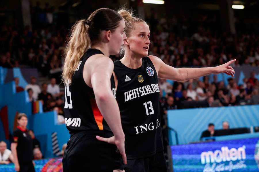 Leonie Fiebich (r.) und Luisa Geiselsöder wollen das DBB-Team zur EM-Medaille führen.