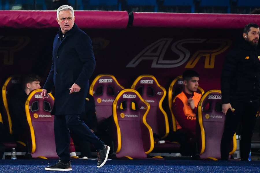 José Mourinho garantiu não ter ainda abordado a renovação de contrato com a Roma
