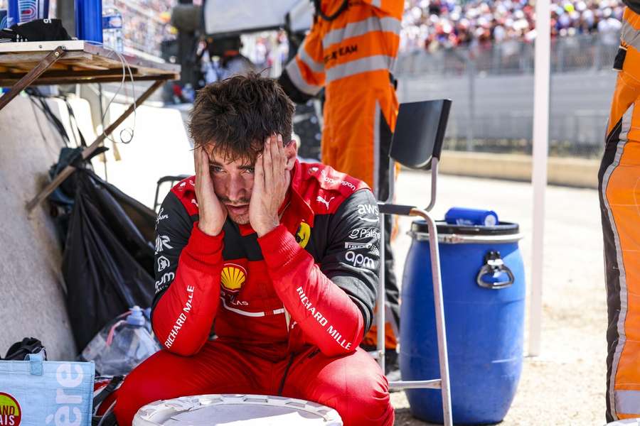 Zklamaný pilot Ferrari po nehodě ve Francii.