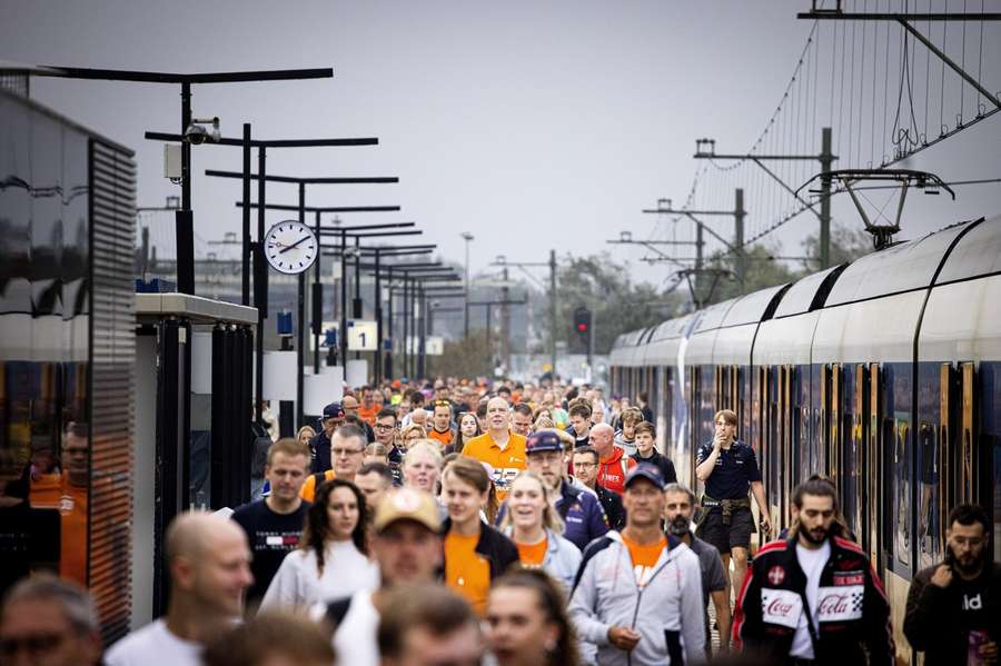 Een zee van oranje op het station van Zandvoort