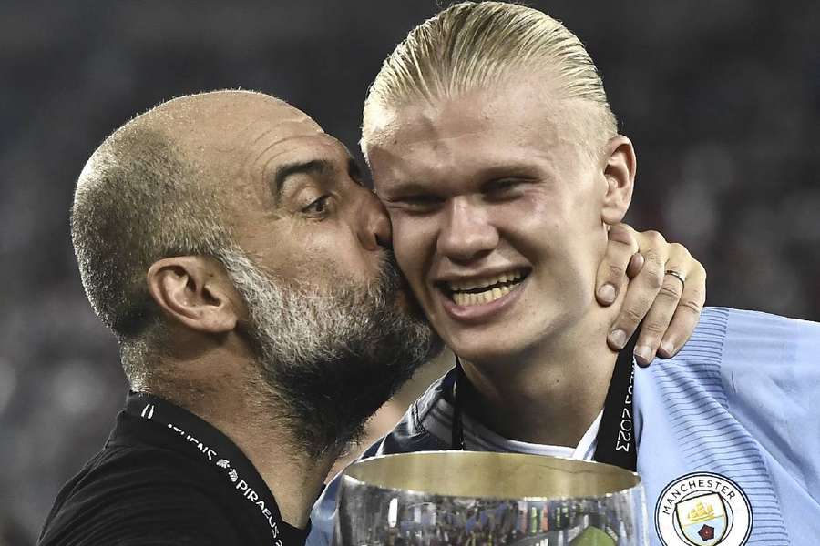 Pep Guardiola și Erling Haaland, după câștigarea Supecupei Europei cu Manchester City împotriva Sevillei