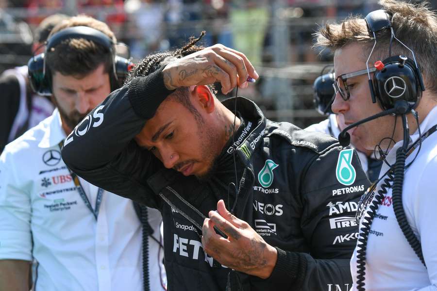 Lewis Hamilton vlak voor de start van de grand prix