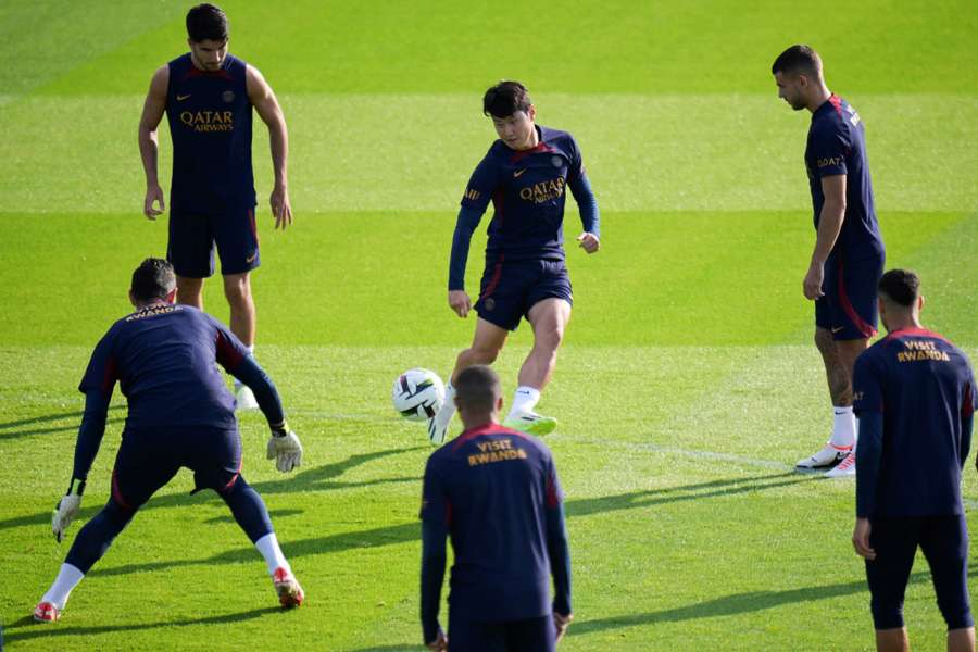 Lee Kang-in (C) during PSG training