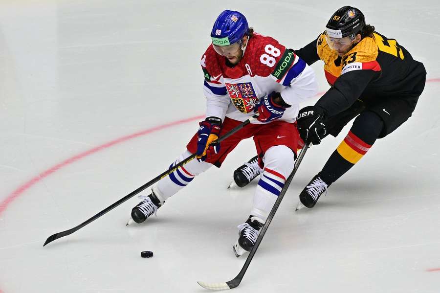 Moritz Seider im Zweikampf mit David Pastrnak.