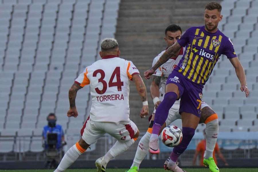 Denis Drăguș în duel cu Lucas Torreira de la Galatasaray Denis Drăguș în duel cu Lucas Torreira de la Galatasaray