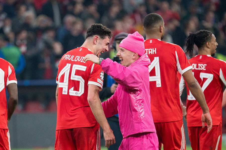 Bayerns verletzter Jungstar Lennart Karl feierte in seinem extravaganten pinken Outfit