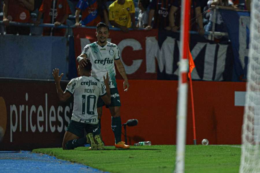 Rony celebra fim de jejum e vitória sobre o Cerro