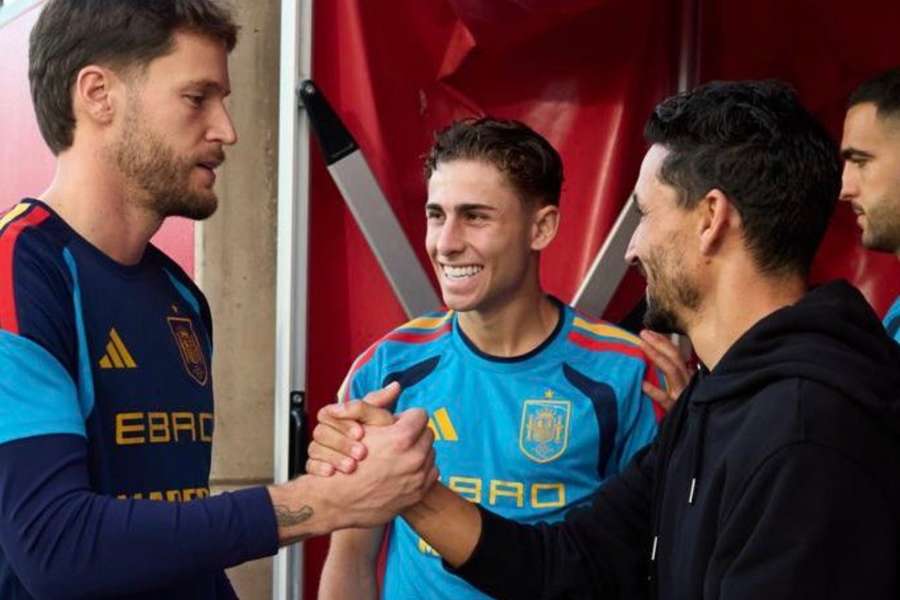 Jesús Navas saluda a Álex Remiro ante Fermín Jesús Navas saluda a Álex Remiro ante Fermín