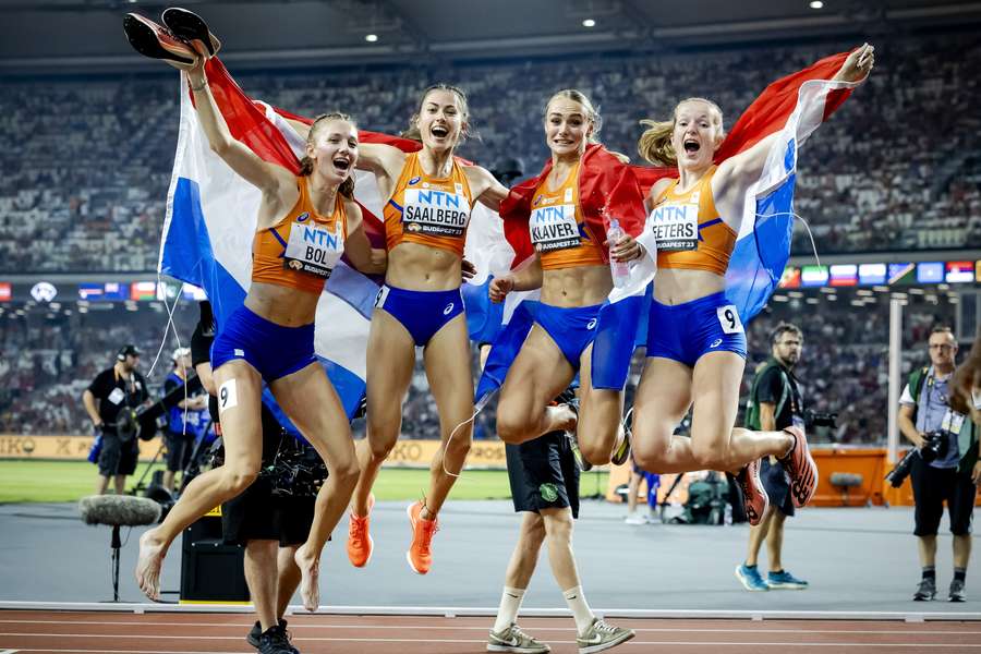 Lieke Klaver, Eveline Saalberg, Cathelijn Peeters en Femke Bol vieren de winst op de 4x400 meter