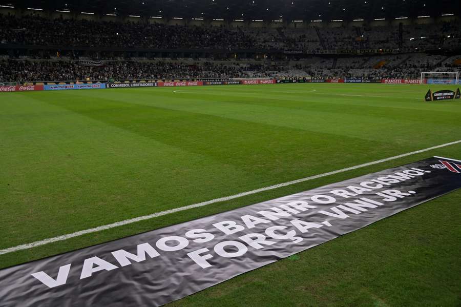 En la Libertadores, durante el partido Mineiro-Paranaense, también hubo mensajes en apoyo a Vinicius