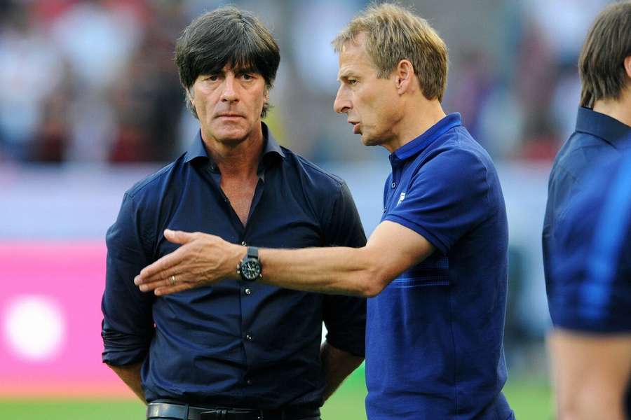 Klinsmann y Low conversan sobre el césped