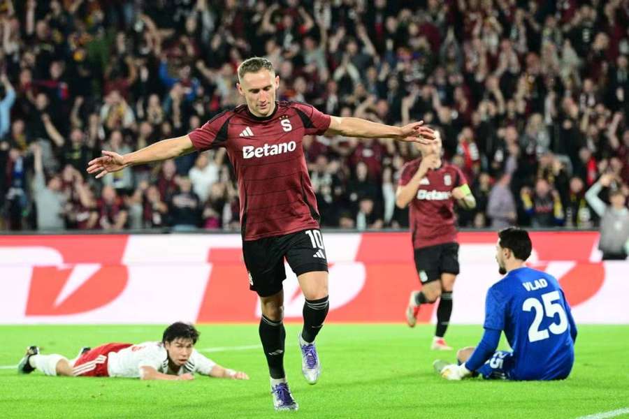 Sparta doma uspela a postupuje.