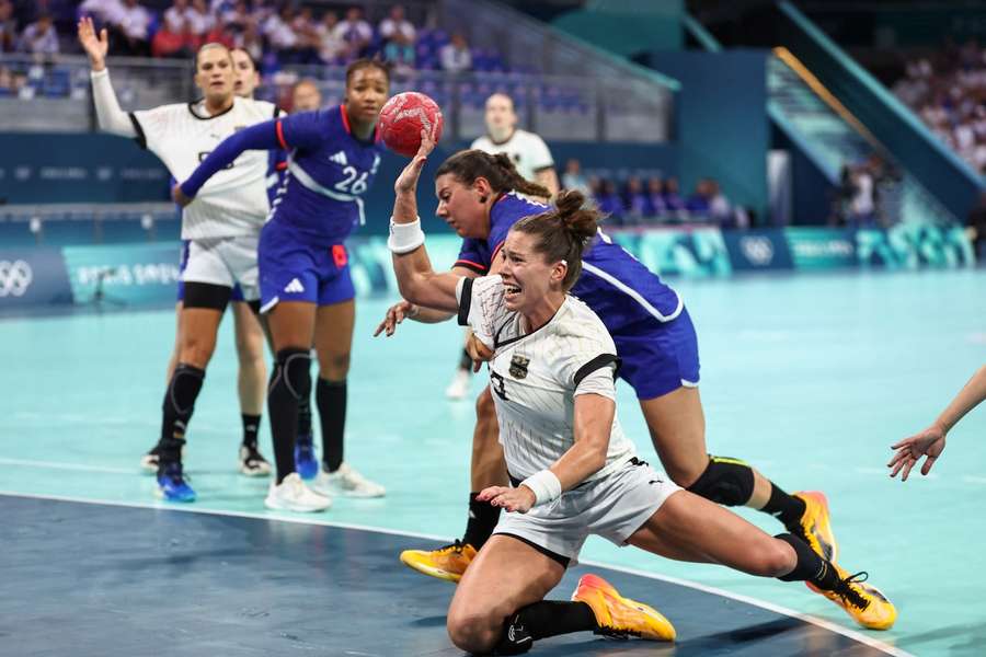 Emily Bölk (v.) und die Deutschen sind im Olympischen Viertelfinale an Frankreich gescheitert.