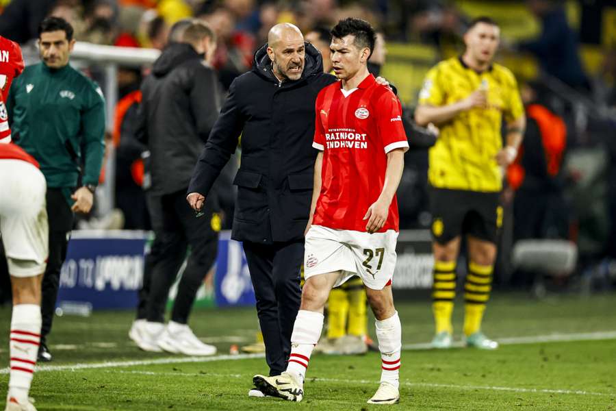 Peter Bosz en Hirving Lozano tijdens de wedstrijd in Dortmund