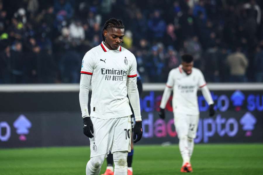Rafael Leao esce sconsolato dal Gewiss Stadium dopo Atalanta-Milan
