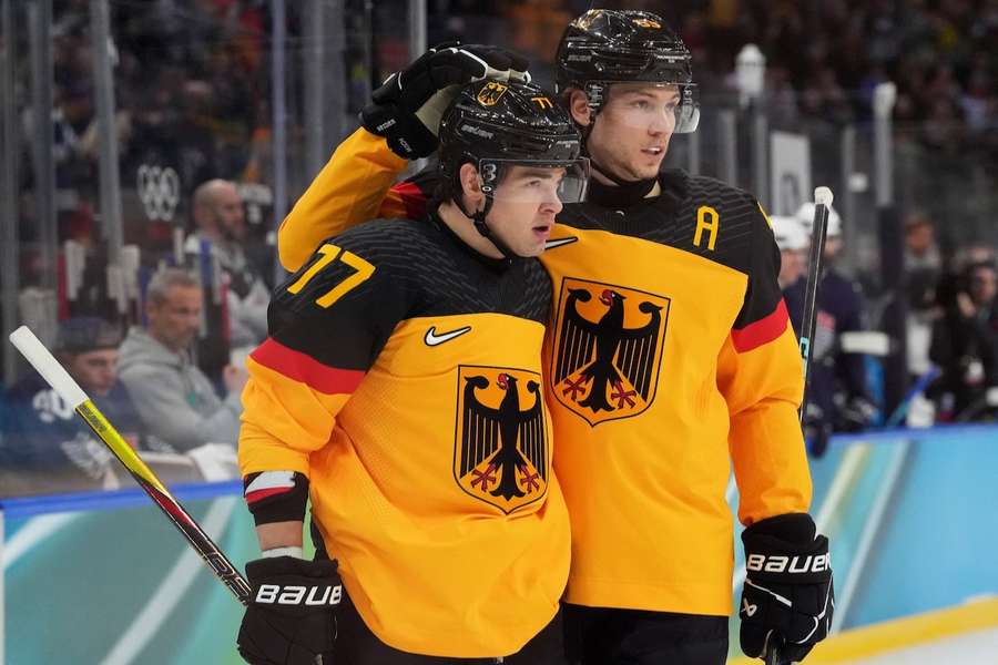 Moritz Seider (r.) an der Seite seines Teamkollegen JJ Peterka