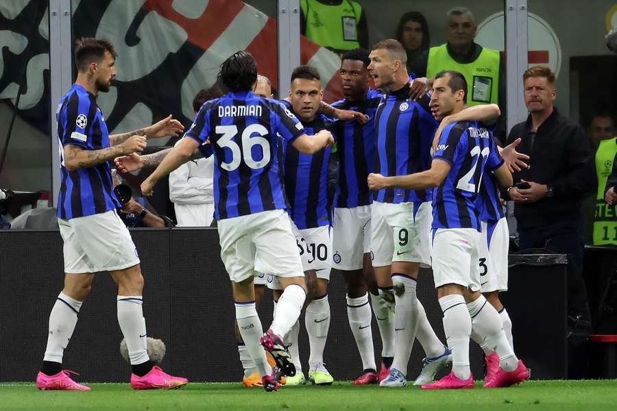  Edin Dzeko van Inter viert de 1-0 samen met zijn teamgenoten