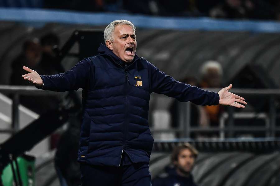 Mourinho, enfurecido contra uno de sus jugadores.