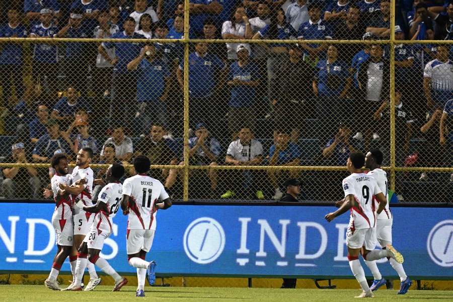 Jugadores de Surinam celebran el gol de la victoria en El Salvador