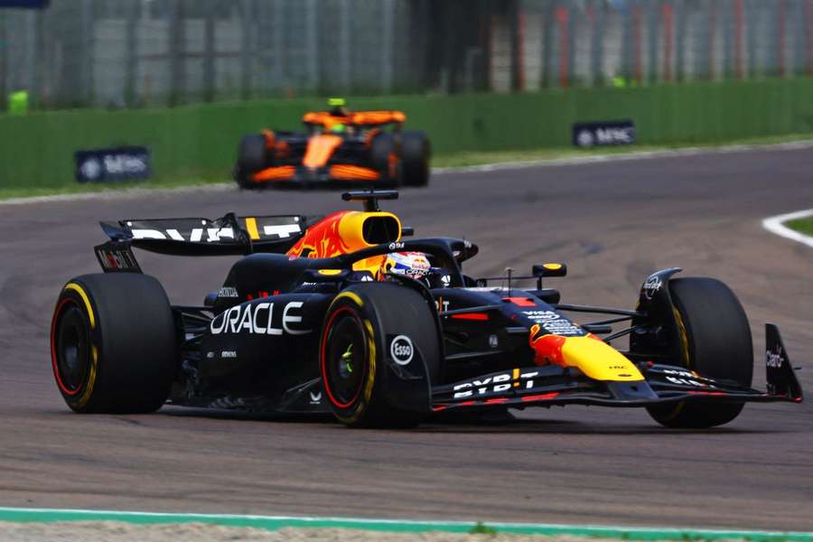 Max Verstappen a w tle goniący go Lando Norris