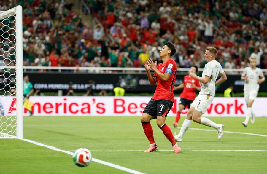 Son, com seis tentativas, foi quem mais finalizou no jogo, sem sucesso Son, com seis tentativas, foi quem mais finalizou no jogo, sem sucesso