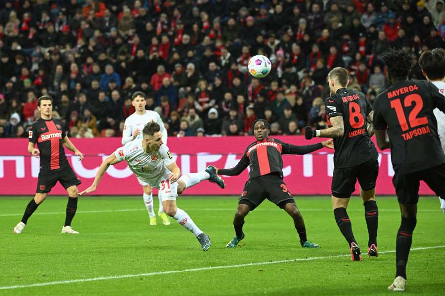 Mainz's midfielder Dominik Kohr scores the equaliser