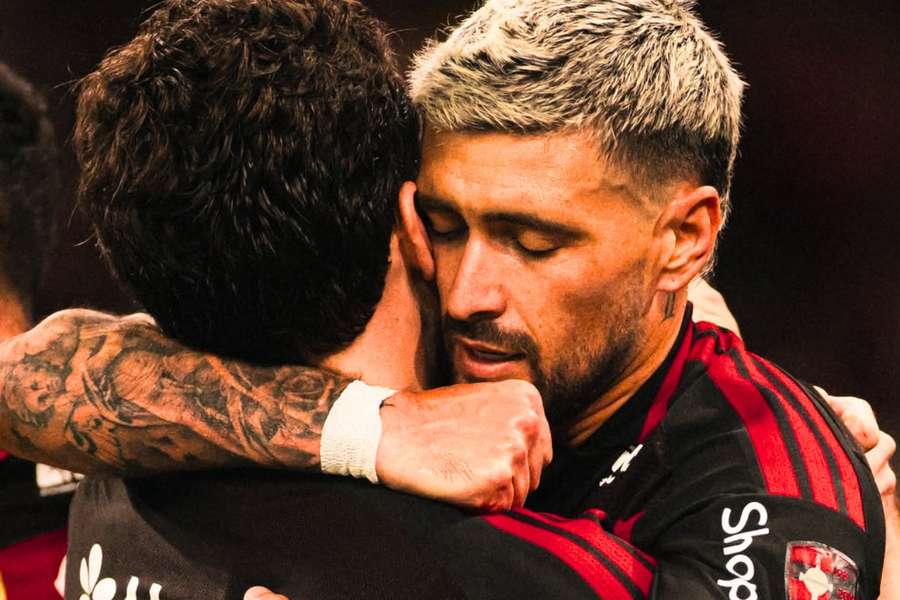 Arrascaeta abraça Pedro em vitória na Série A Arrascaeta abraça Pedro em vitória na Série A