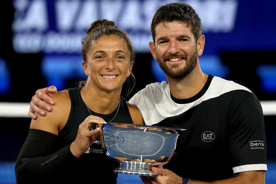 Sara Errani (l.) und Andrea Vavassori feiern ihren Triumph im Mixed-Doppel der US Open.