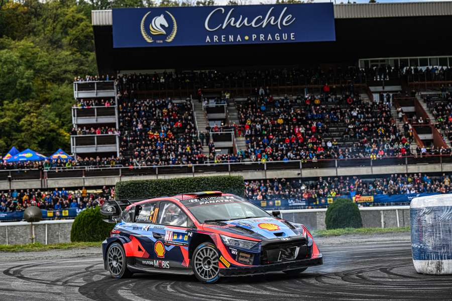 Numa prova que se disputa, pela primeira vez, em três países, Neuville concluiu o dia na República Checa com o tempo de 6.06,9 minutos