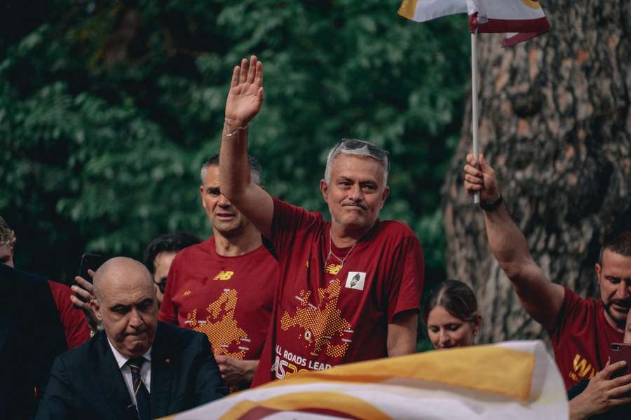 José Mourinho celebra la Conference League de 2022 en las calles de Roma