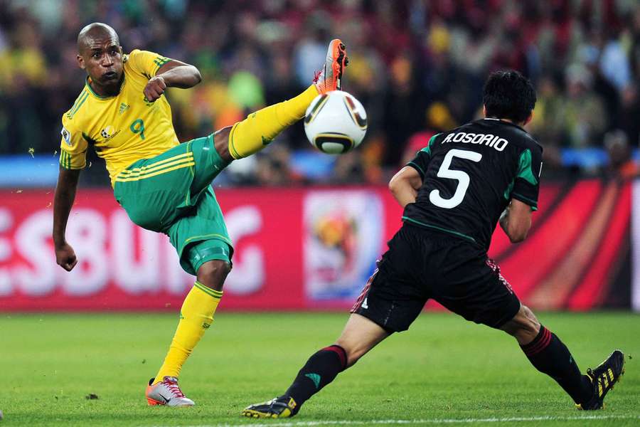 Mphela face à Osorio en 2010. Mphela face à Osorio en 2010.