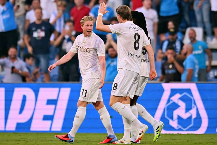 De Bruyne (l.) jubelt über sein Tor