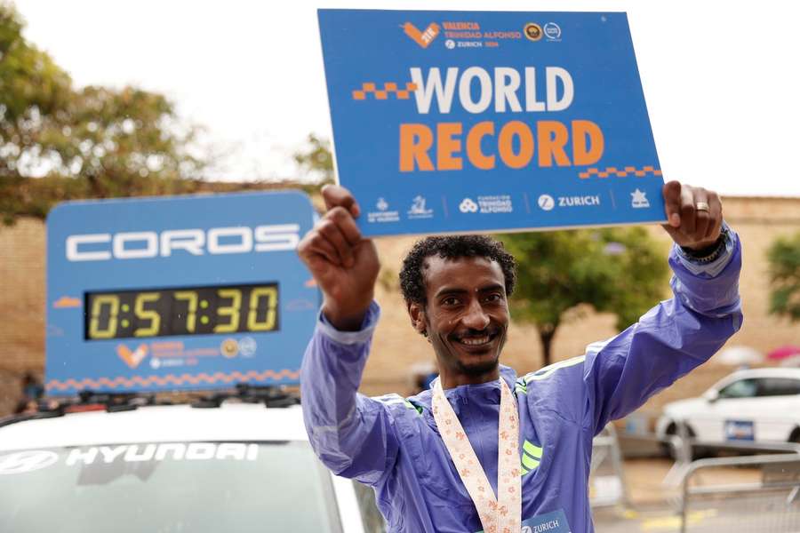 Yomif Kejelcha com a marca de novo recorde do mundo da meia maratona