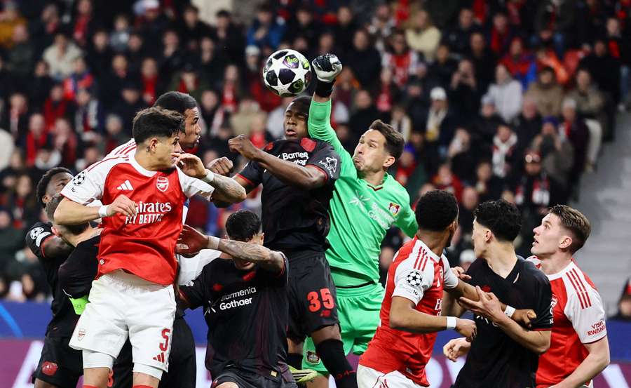 Bayer Leverkusen defend an Arsenal corner