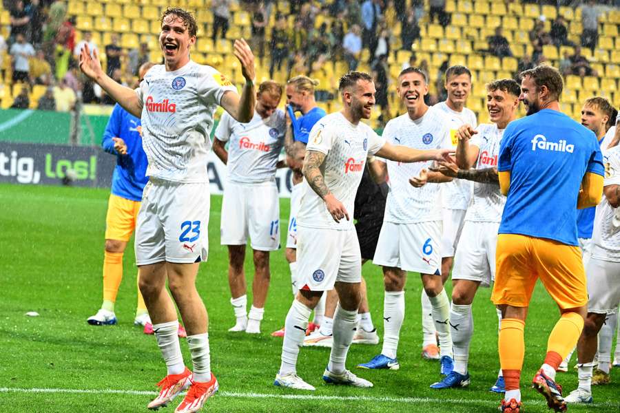 Jogadores do Kiel após a qualificação para a segunda ronda da Taça