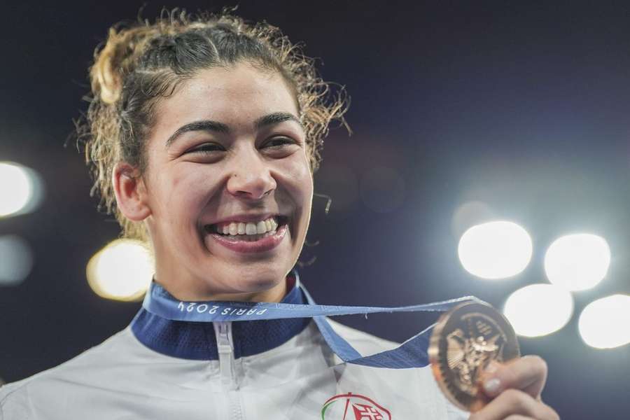 Patrícia Sampaio exibe medalha conquistada em Paris