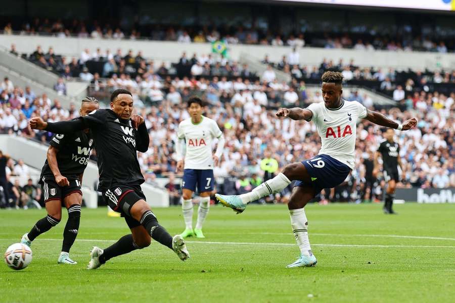 Spurs' Ryan Sessegnon lost een schot voorbij Fulhams Kenny Tete in de eerdere clash dit seizoen
