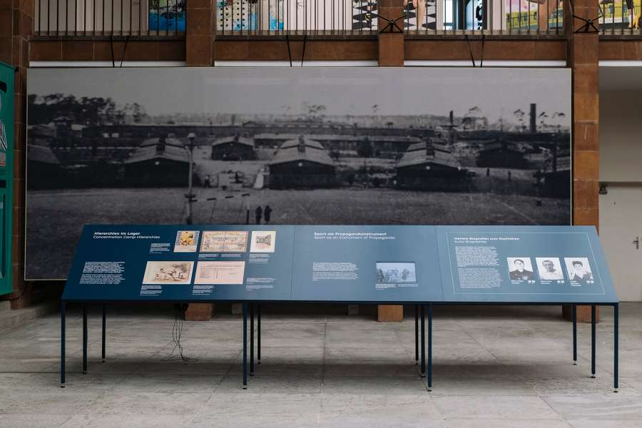 Foto de un campo de concentración en una exposición sobre fútbol y nazismo en Berlín, 2024