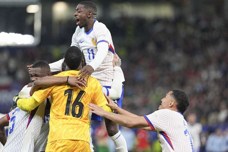 Les Bleus célébrant leur qualification en 1/2 finale de l'Euro.