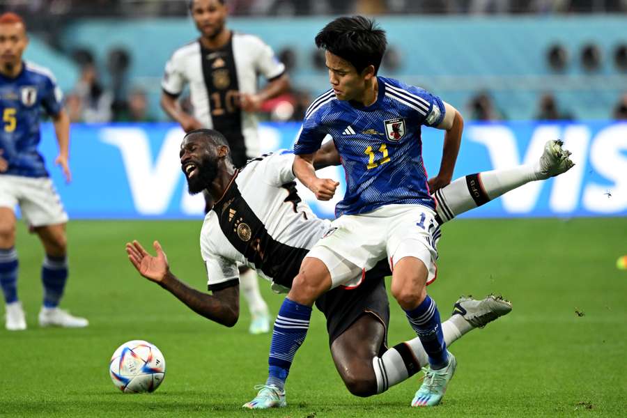 Takefusa Kubo pelea por la posesión del balón con Antonio Rudiger.