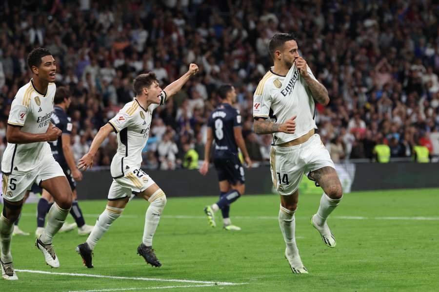 Joselu comemora o segundo gol no estádio Santiago Bernabéu