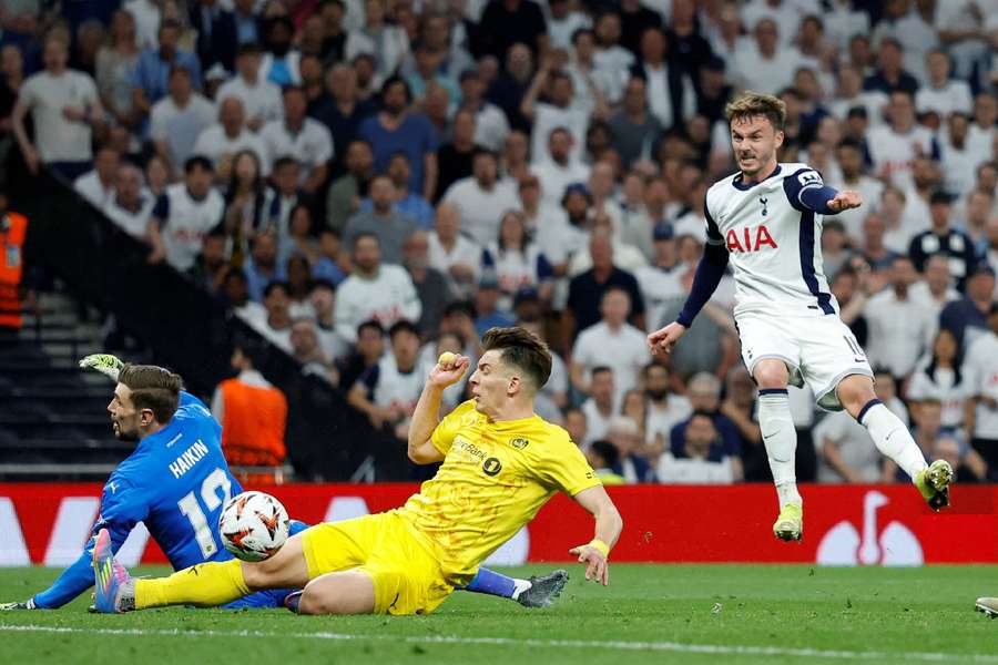 Maddison taking a shot against Bodo/Glimt