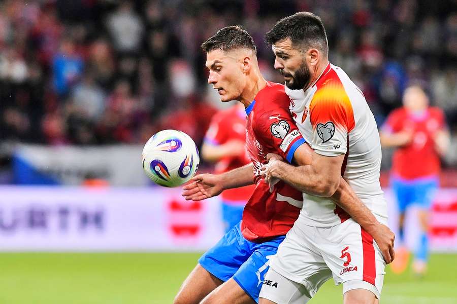 Patrik Schick v souboji s černohorským obráncem. Patrik Schick v souboji s černohorským obráncem.