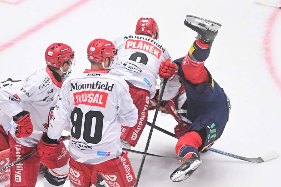 Kousal (90) nově hájí barvy Mountfieldu. Kousal (90) nově hájí barvy Mountfieldu.